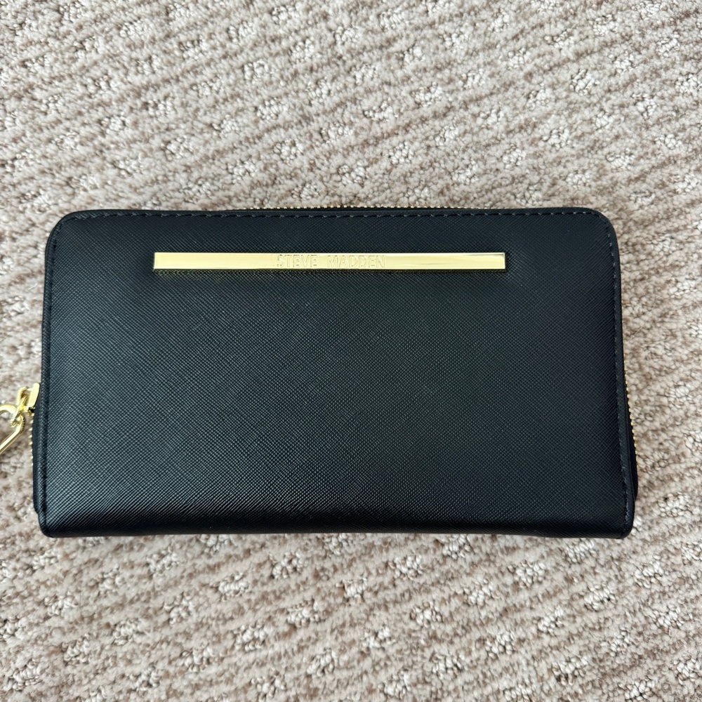 Steve Madden Black & Gold Wristlet